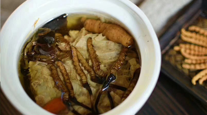 鮮香滋補(bǔ)！鮮冬蟲(chóng)夏草燉雞湯的美味做法