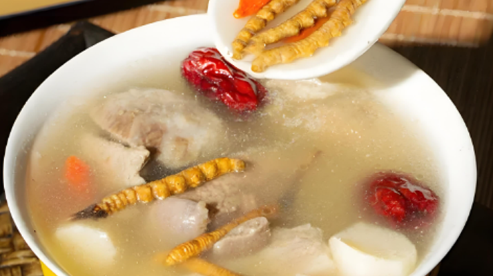 老人可以喝冬蟲(chóng)夏草茶嗎？科學(xué)飲用的養(yǎng)生指南